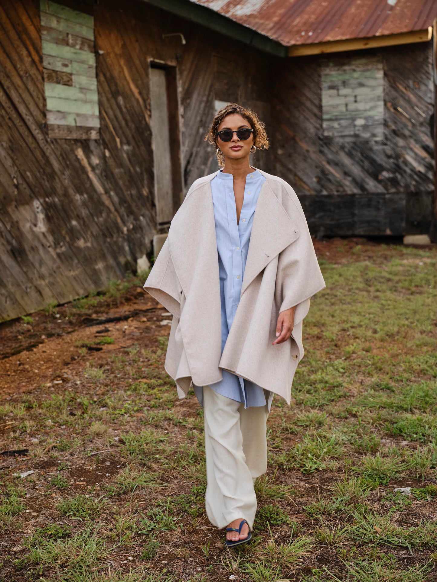 Throw on Cape in Wool - Natural