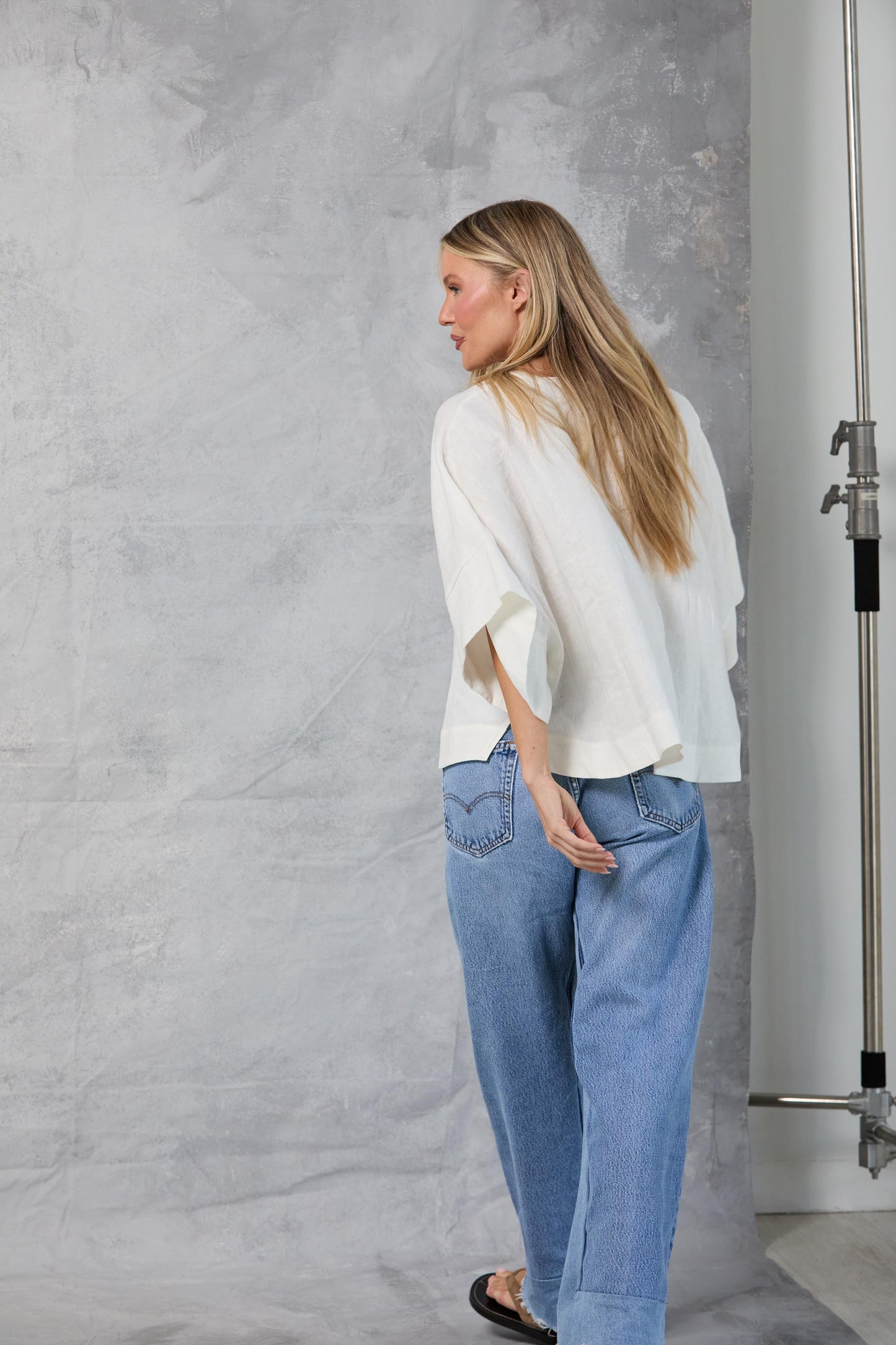 Throw-on Top in Linen - White