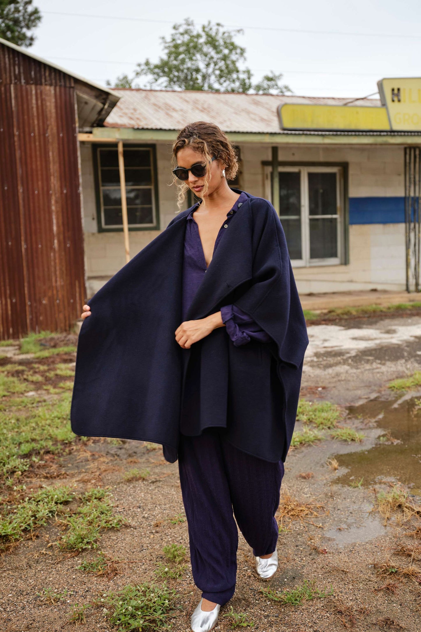 Throw on Cape in Wool - Navy