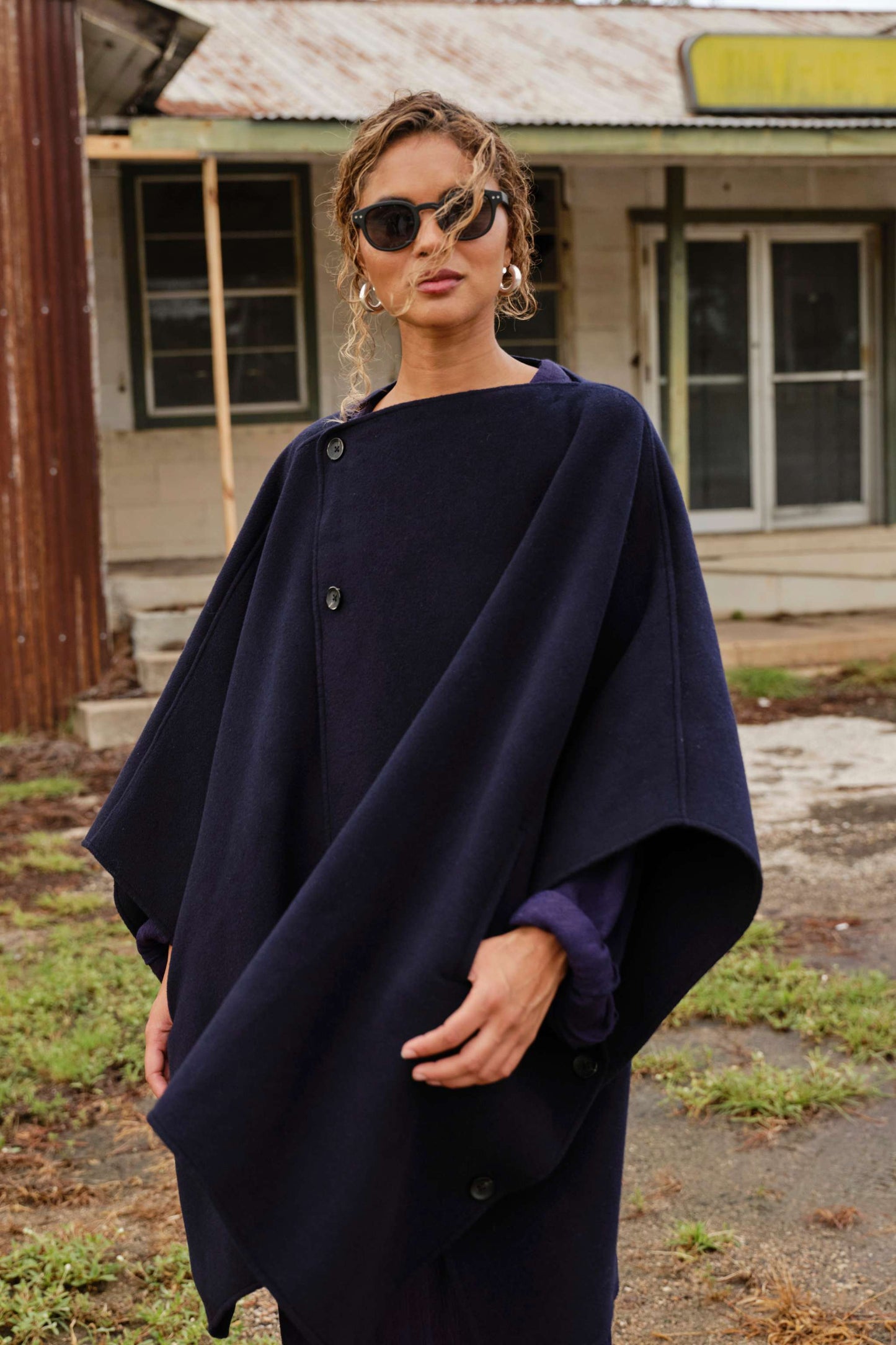 Throw on Cape in Wool - Navy