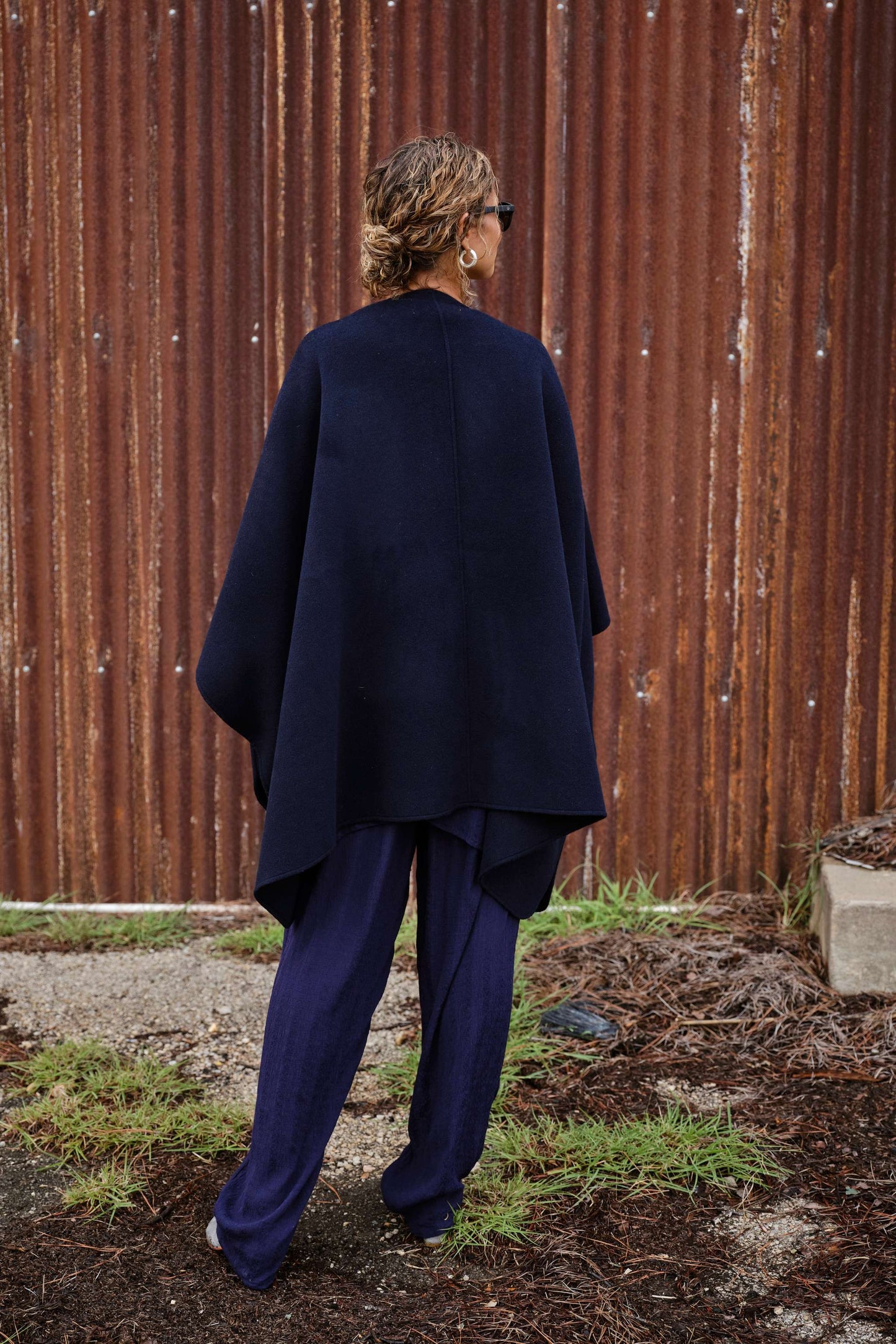 Throw on Cape in Wool - Navy