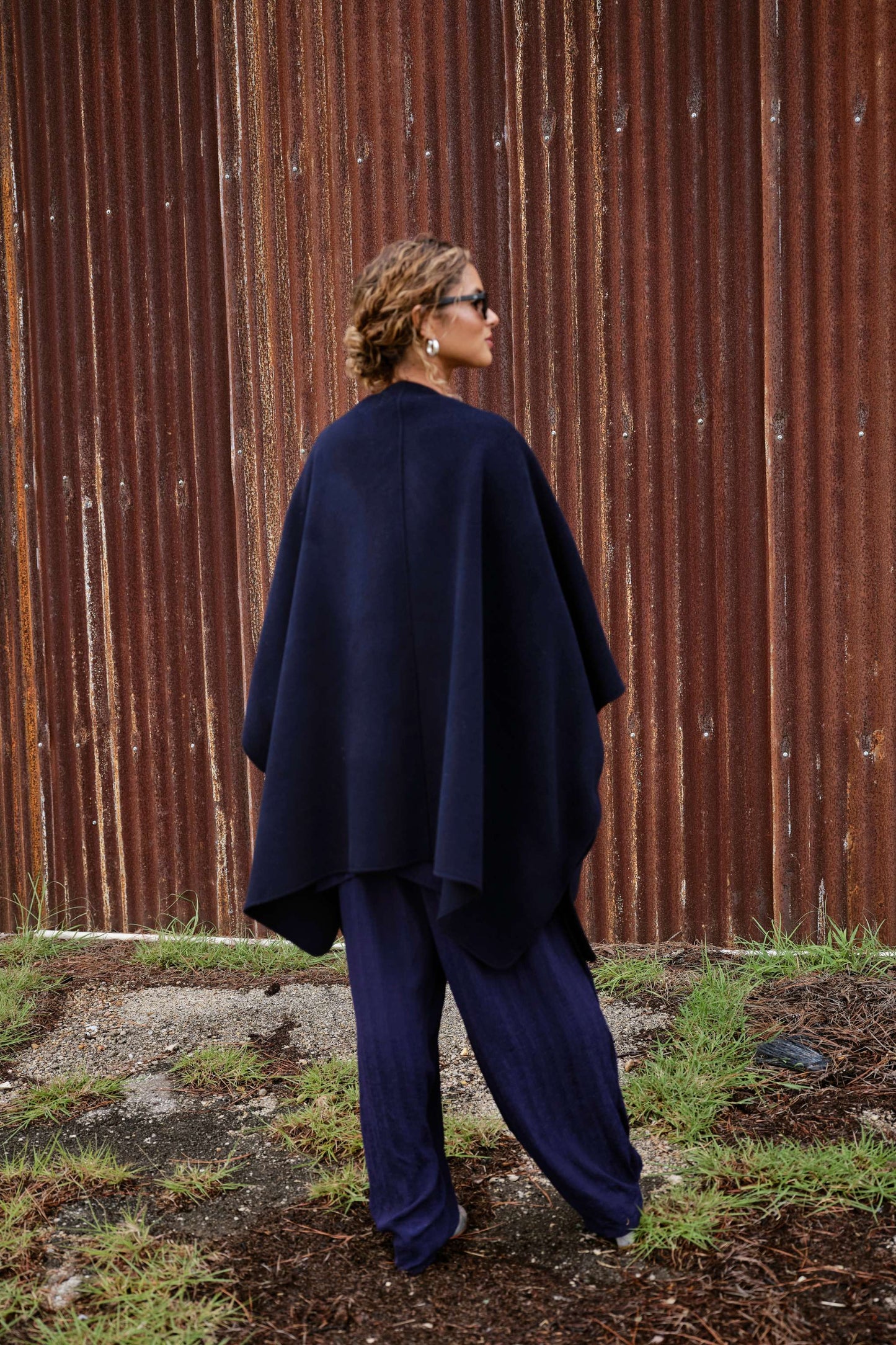 Throw on Cape in Wool - Navy